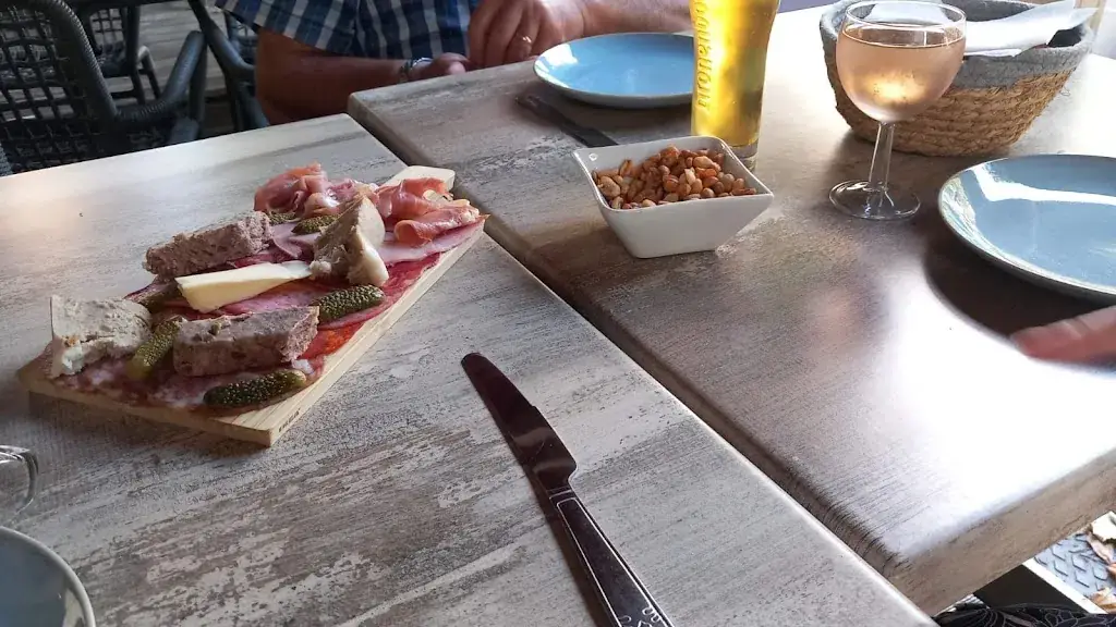 Carole PREVOST_Bar du Château_Ancy-le-Franc_reseña