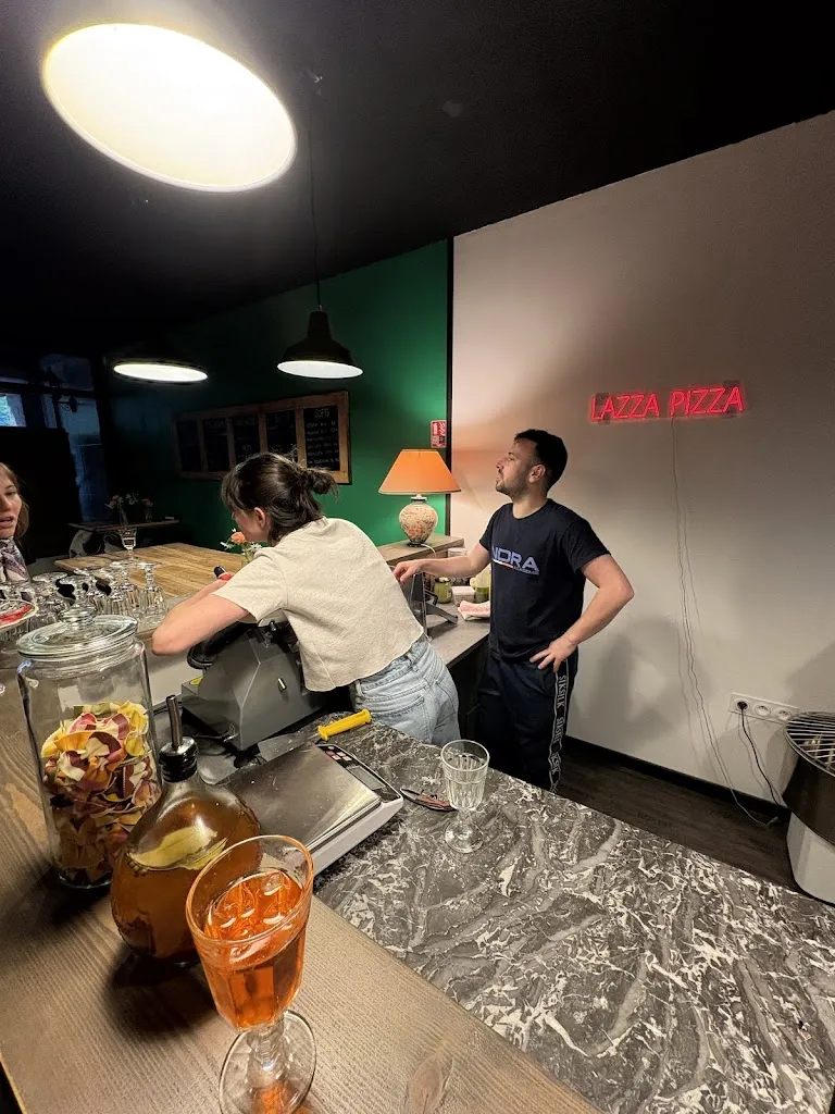 Marie Helynck_Lazza Pizza_Yenne_review