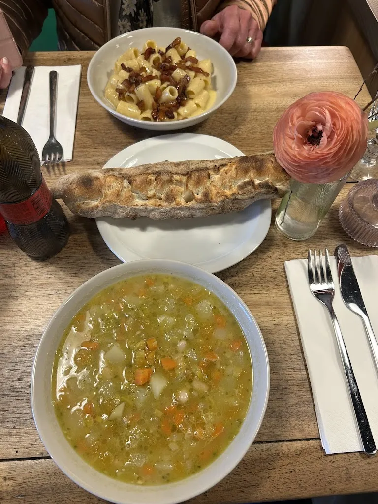 Estelle Porcher_Lazza Pizza_Yenne_review