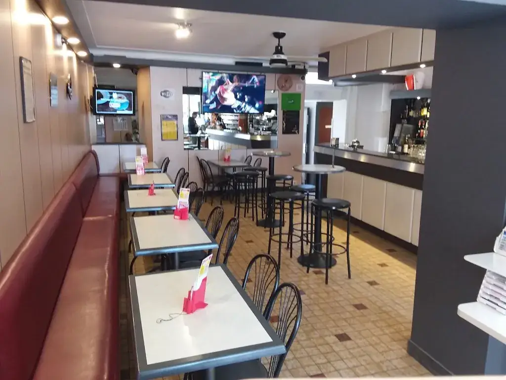 CAFE DE LA PLACE restaurant in Yenne