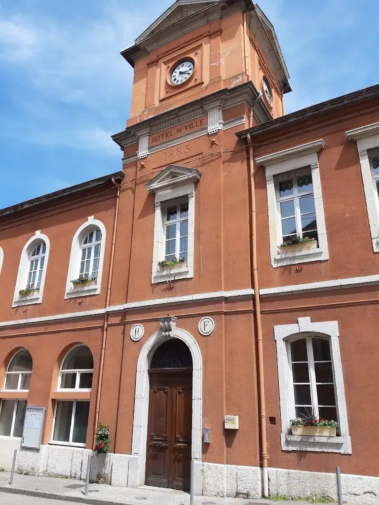 CAFE DE LA PLACE_Yenne_slider_image_3