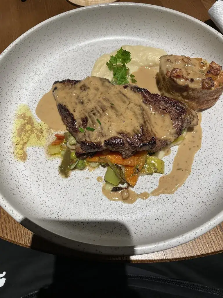 Fazel Nasserzadeh_LA BASCULE_Villeurbanne_review