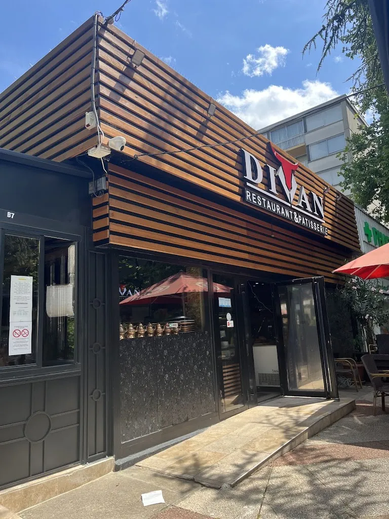 Divan restaurant & pâtisserie restaurant in Villeurbanne