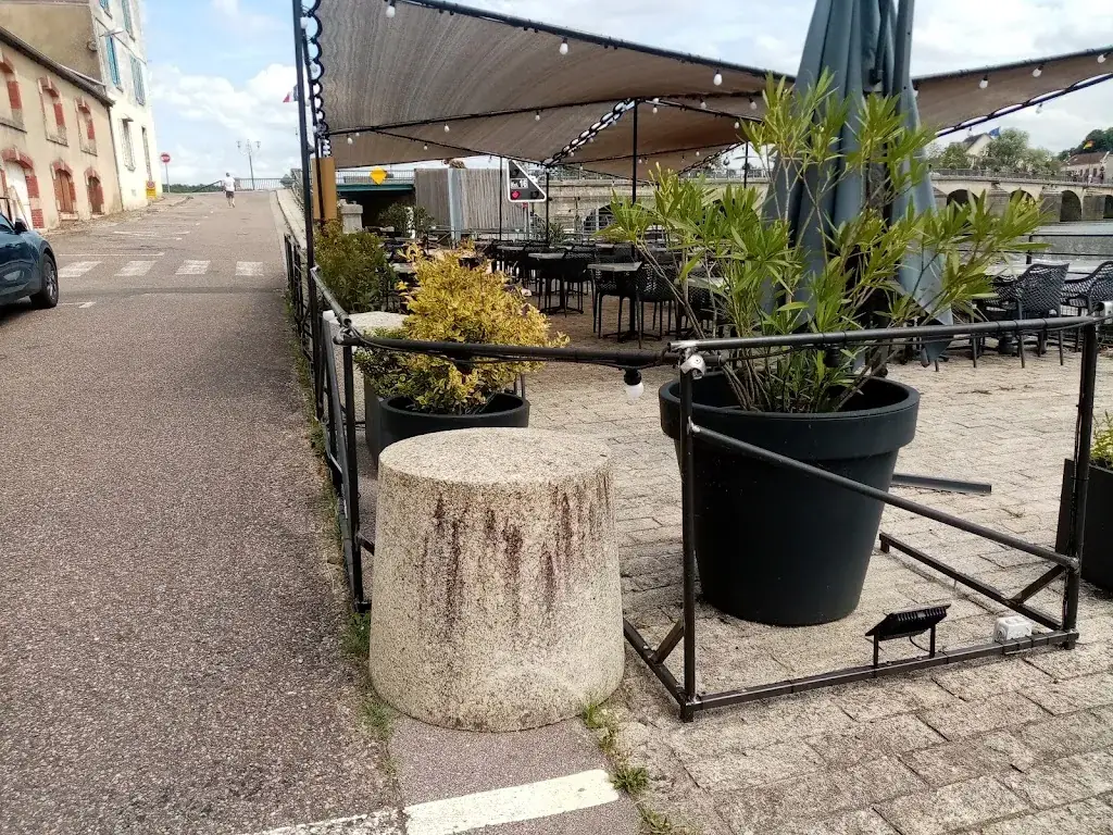 Bar de l'écluse_Gray_slider_image_2