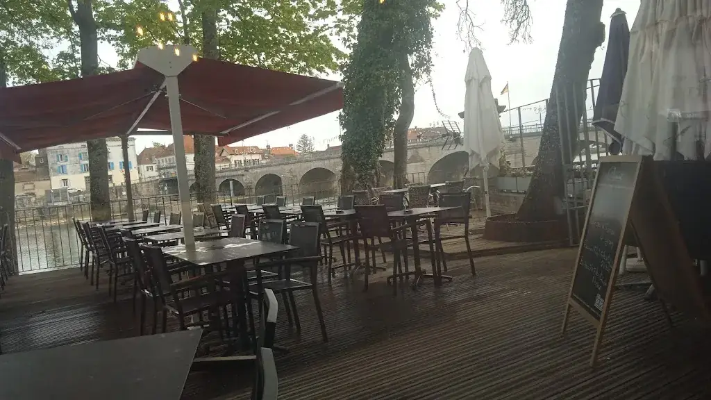 Brasserie des Bateliers Restaurant in Gray