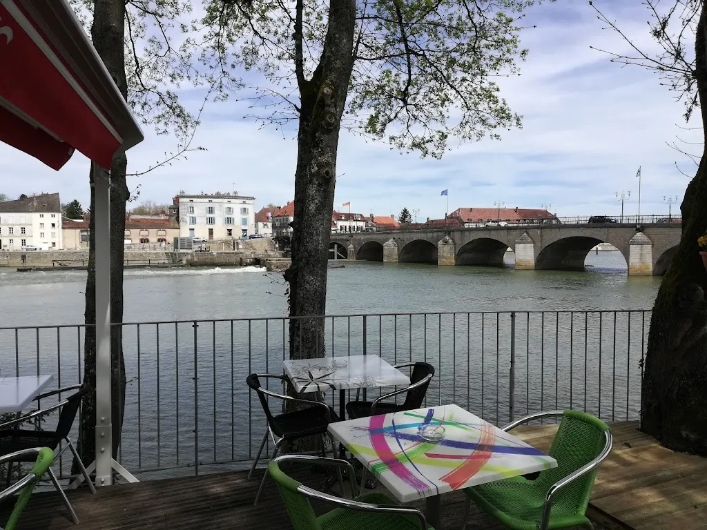 Aux 2 Terrasses Restaurant in Gray