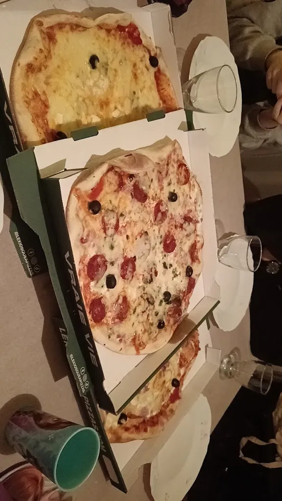 Jennifer Sirdey_Le Kiosque à Pizzas_Gray_review