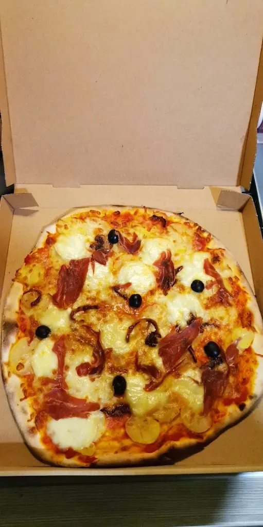 Laetitia Bessy_Le Kiosque à Pizzas_Gray_review