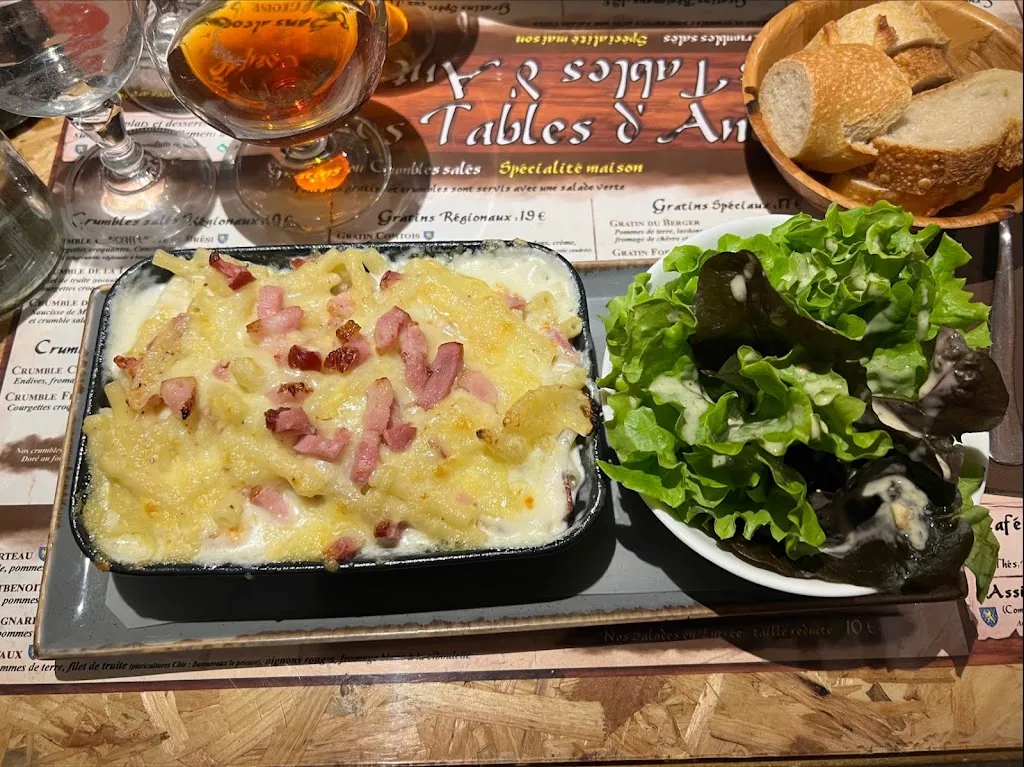 Arzu Melek Ozgumus_Les Tables d'antan_Besançon_review