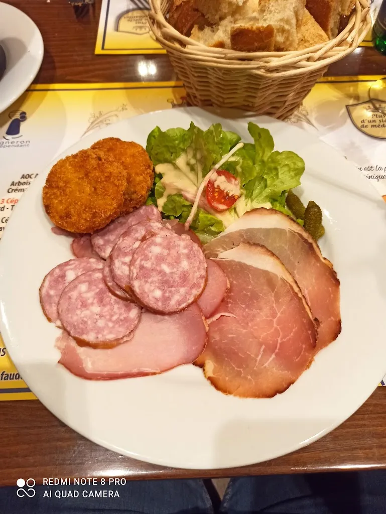 Au Petit Jurassien_Arbois_slider_image_3