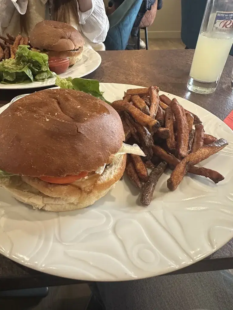 Lucie Duthion_Les Petites Arcades_Arbois_review