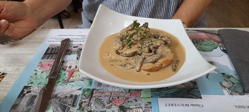 Daniel CREVEUIL_Le fer à cheval_Châtelaine_review