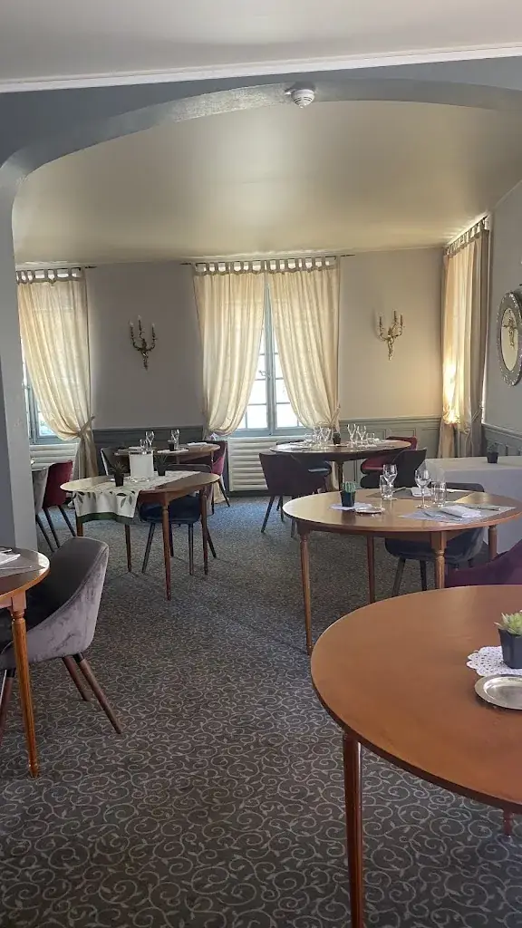Hôtel Blanche de Castille restaurant à Bléneau