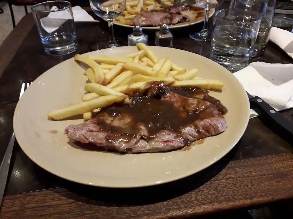 Diane Op de Beeck_Bar Brasserie La Croix Blanche_Buxy_review