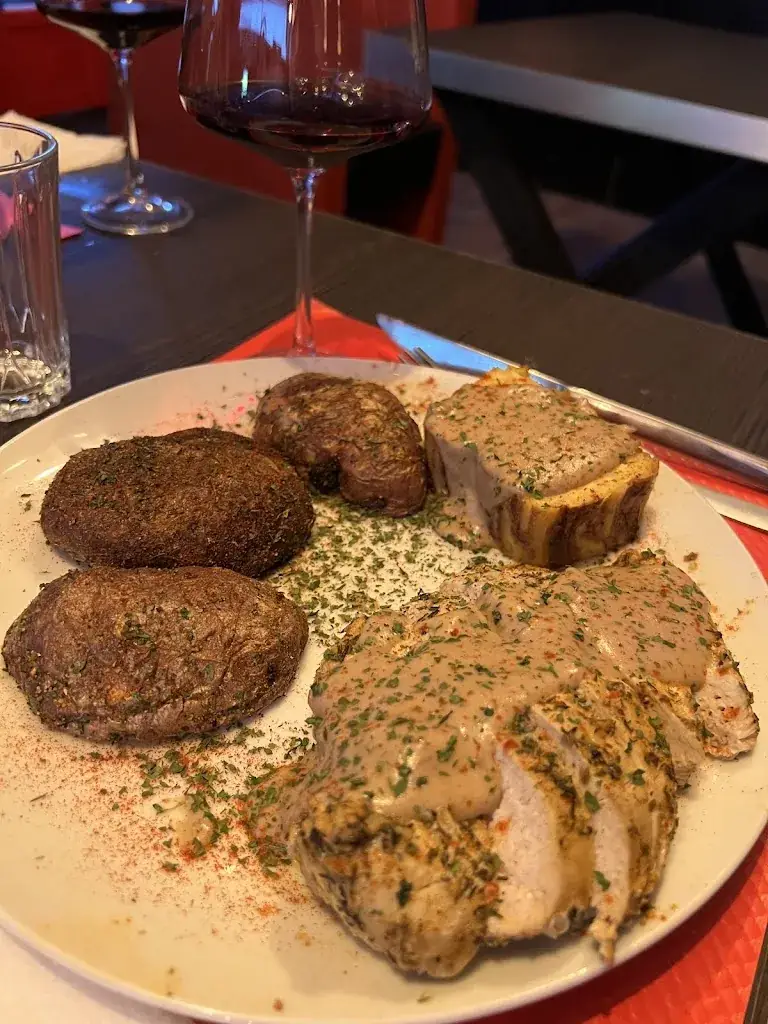 Isaac Davis_Red&Black_Brienon-sur-Armançon_review