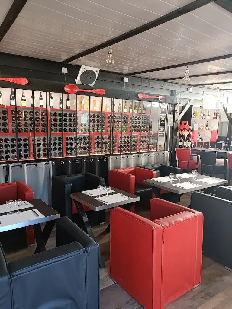 Red&Black restaurant in Brienon-sur-Armançon