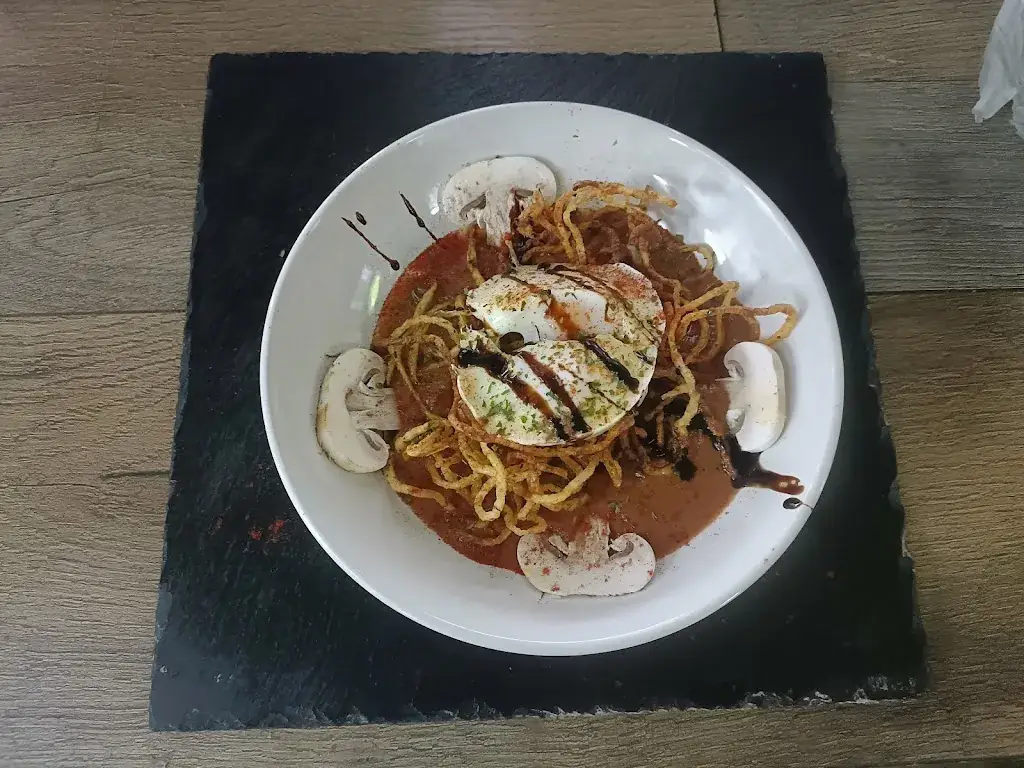 Red&Black_Brienon-sur-Armançon_slider_image_2