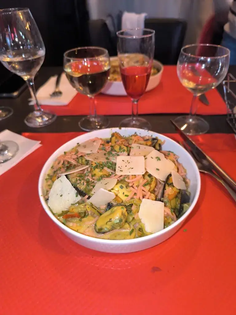 Red&Black_Brienon-sur-Armançon_slider_image_3