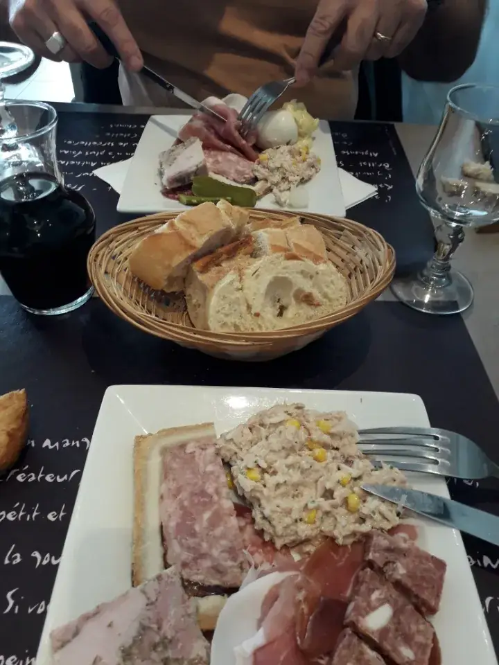 marcel mikado_Café Restaurant Les Deux Tonnelles_Chablis_review