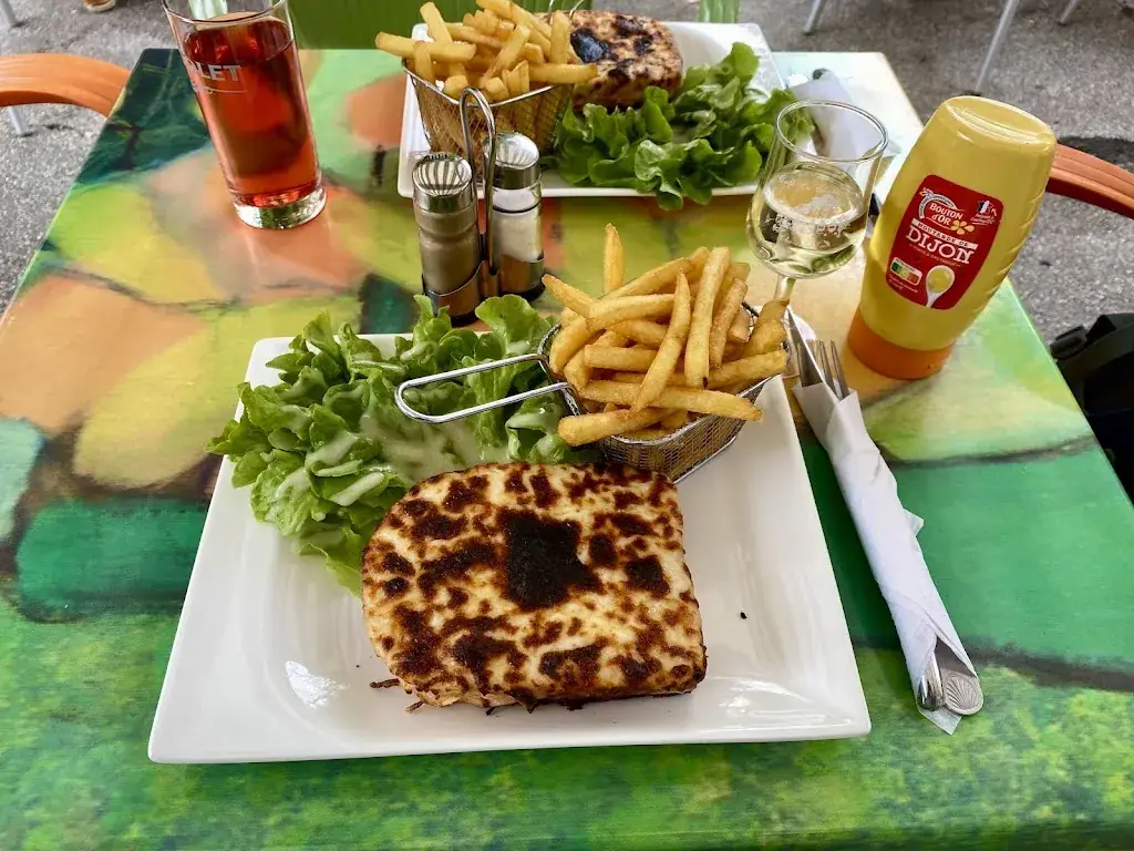 Ade Rowswell_Café La Chablisienne_Chablis_review