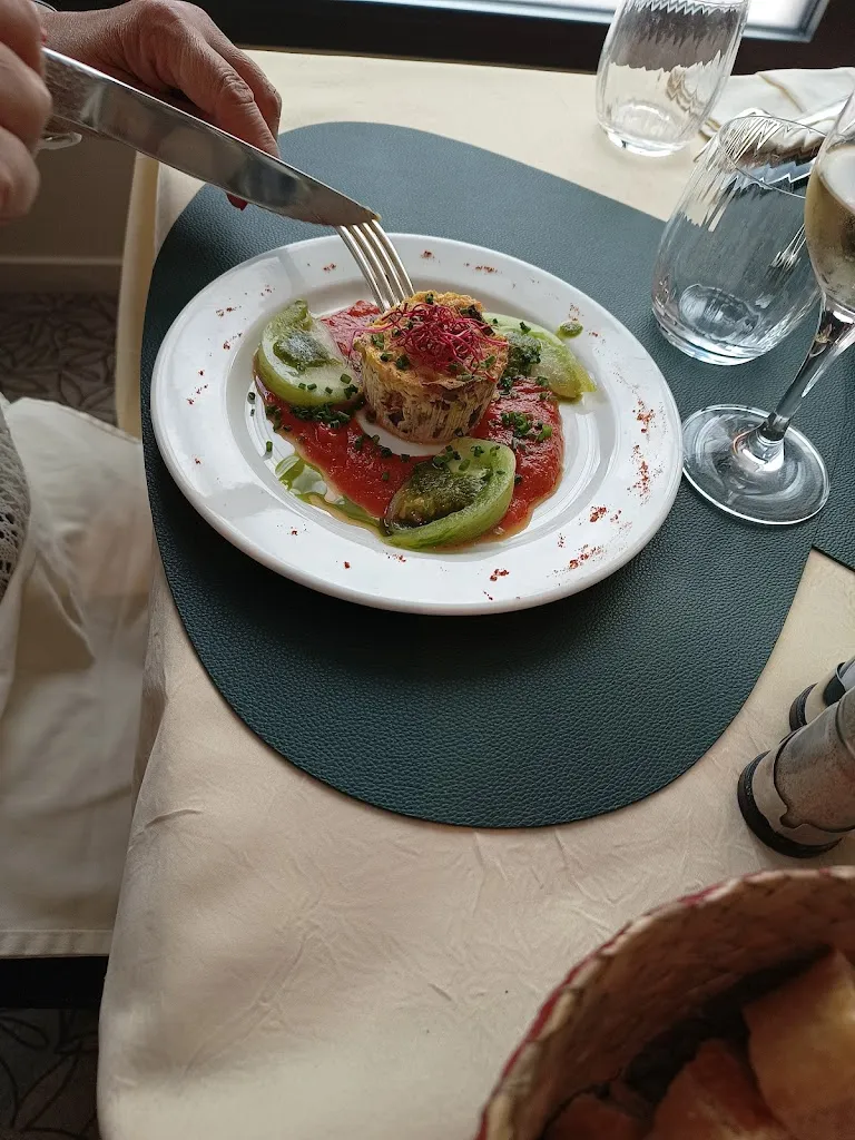 ANNE-CÉCILE HM_Bouillon Colbert_Nevers_review