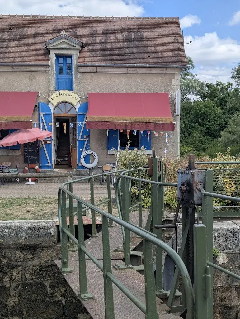 Jardin Du Voyageur_bar a manger ecluse de chavance_Achun_review