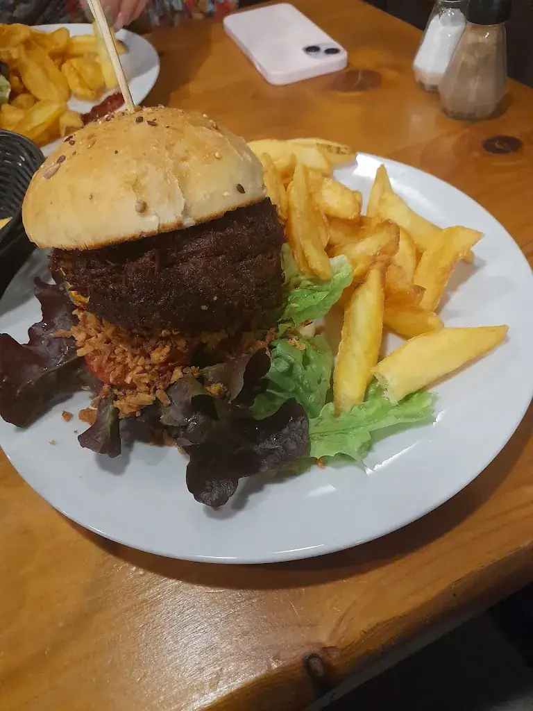 Fiona Keta_Trapper's House_Chalon-sur-Saône_review