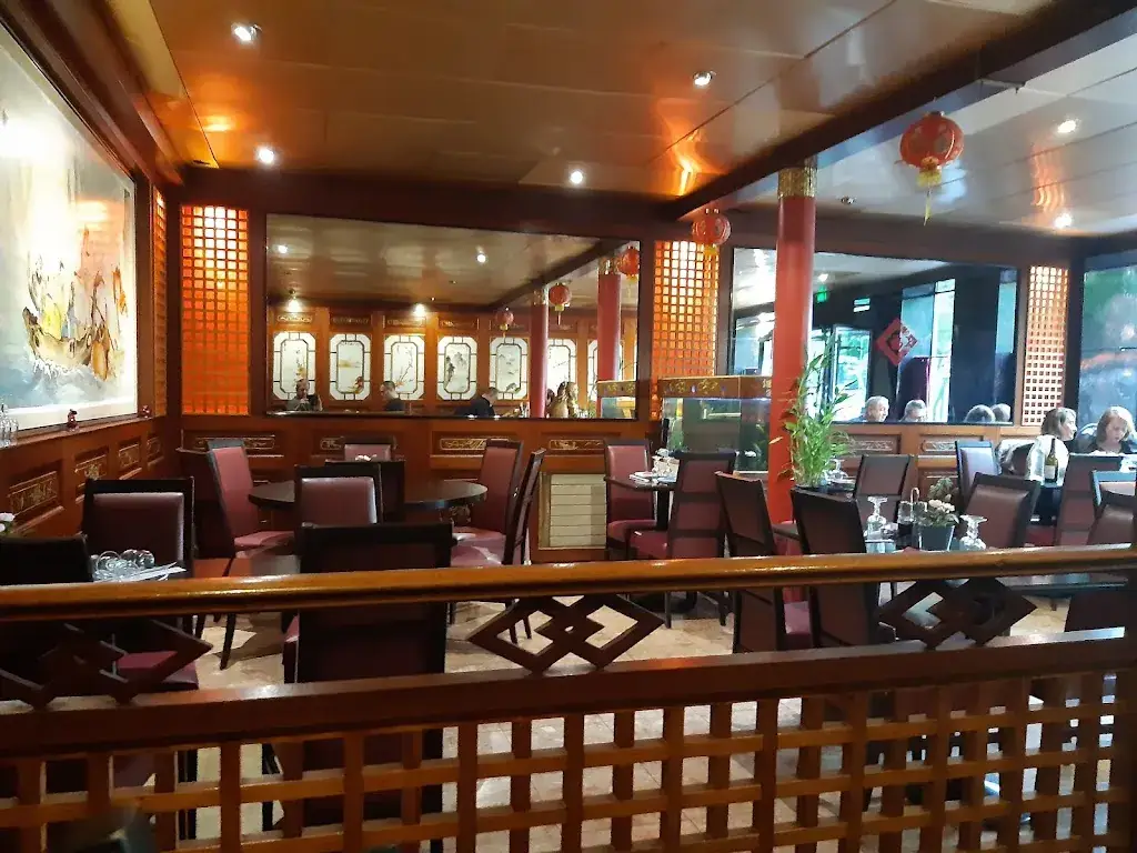 Georges Desplaces_Le Dynastie_Saint-Maur-des-Fossés_review