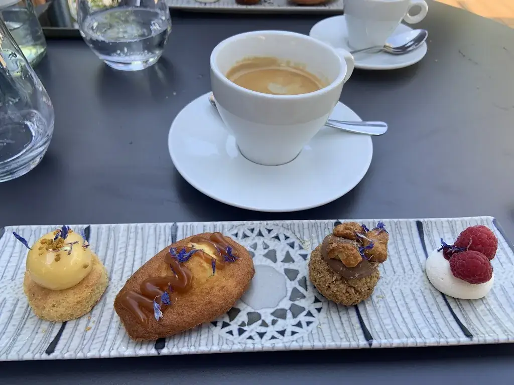 Vasilike Dosis_Les Jardins du Port_Cergy_review