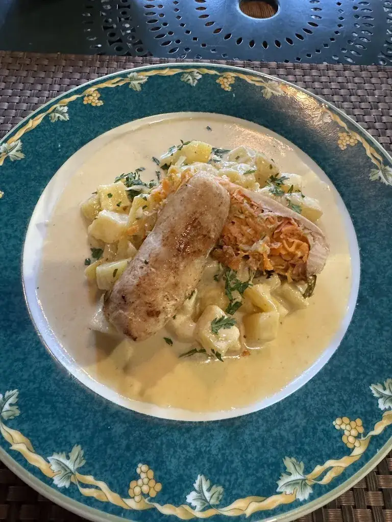 Caroline P._Hôtel de l'Europe Restaurant le Cépage Salon de Thé Au Petit Bonheur_Corbigny_recensione