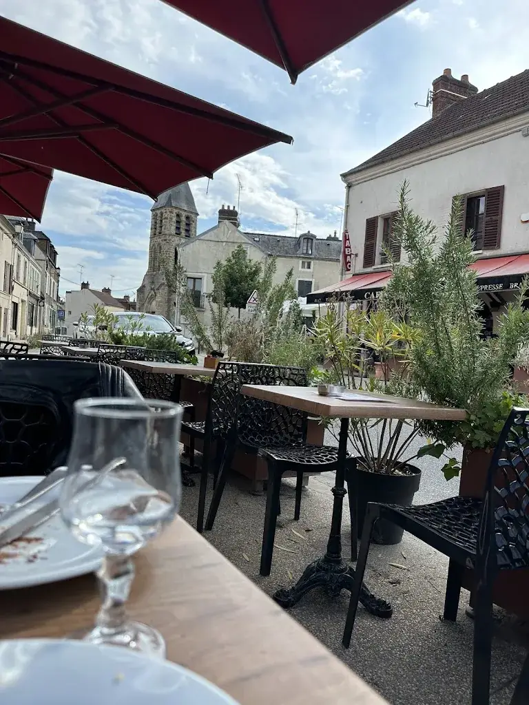 Le P'tit Chalet Restaurant in Dampierre-en-Yvelines