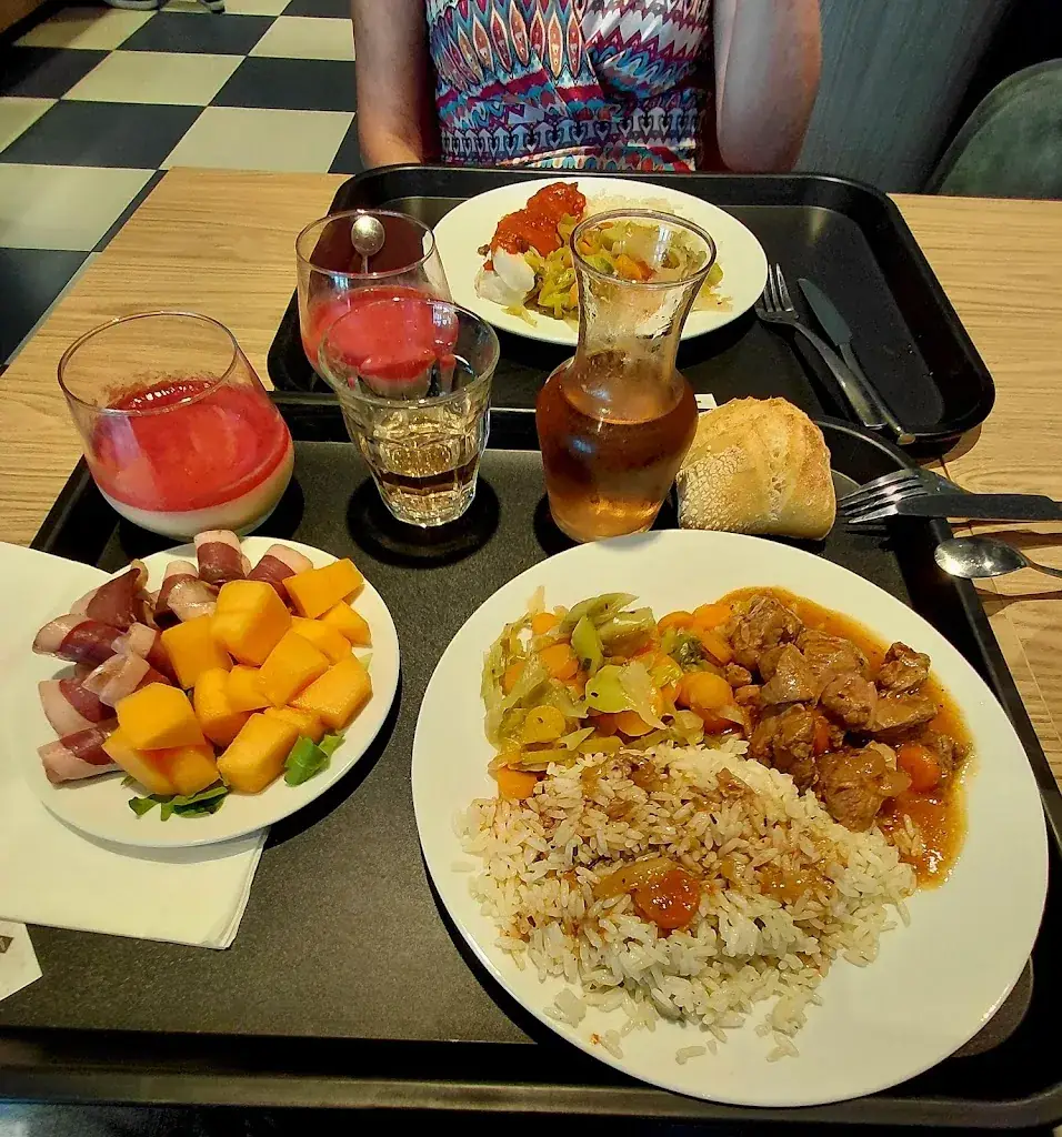 La table de l'épicier restaurant in Devecey