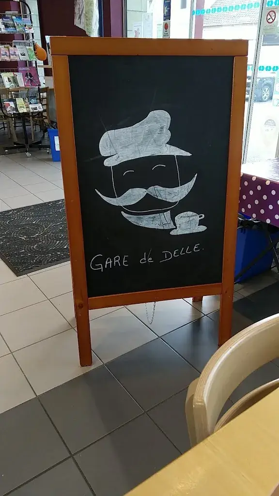 Seta Andrianasolo_Café Épicerie de la Gare de Delle_Delle_recensione