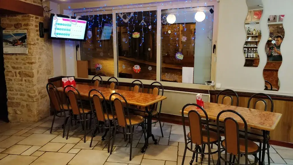 Café de la mairie ristorante a Donzy