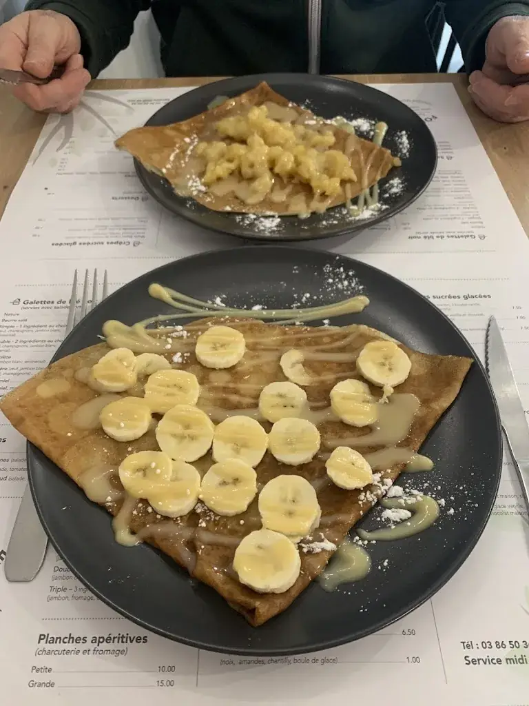 Laetitia Villa_LES HALLES_Decize_review