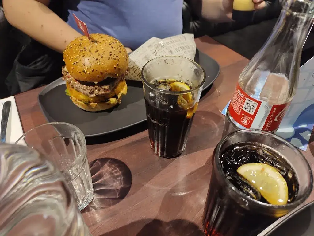 Anon Pony The Traveller_Au Bureau - Pub et Brasserie_École-Valentin_review