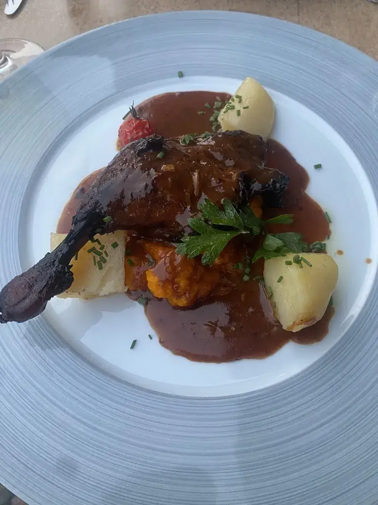 Sara Grendele_Une table dans le verger_Marchampt_review