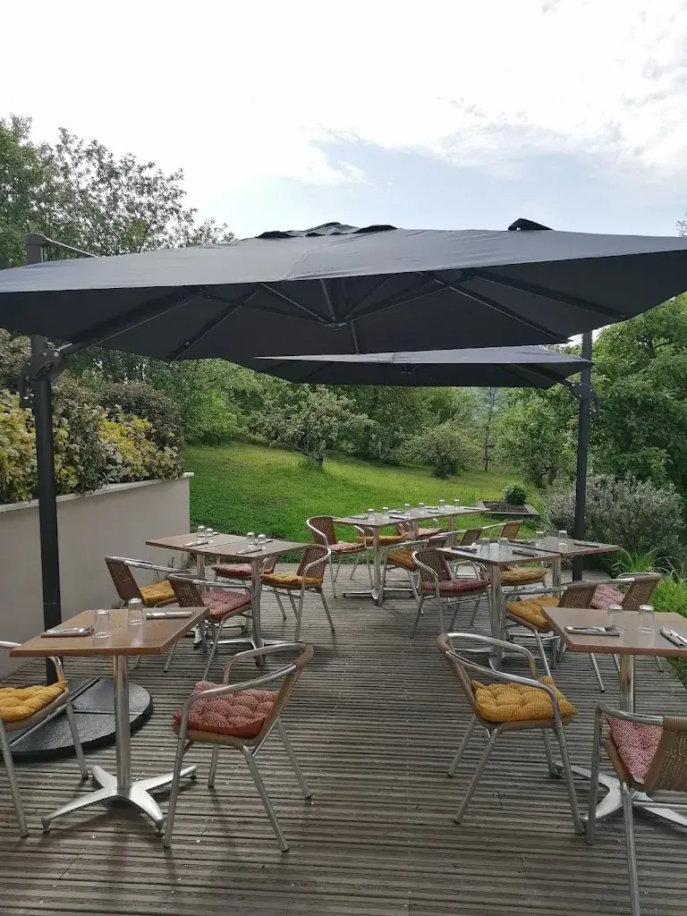 Une table dans le verger_Marchampt_slider_image_1