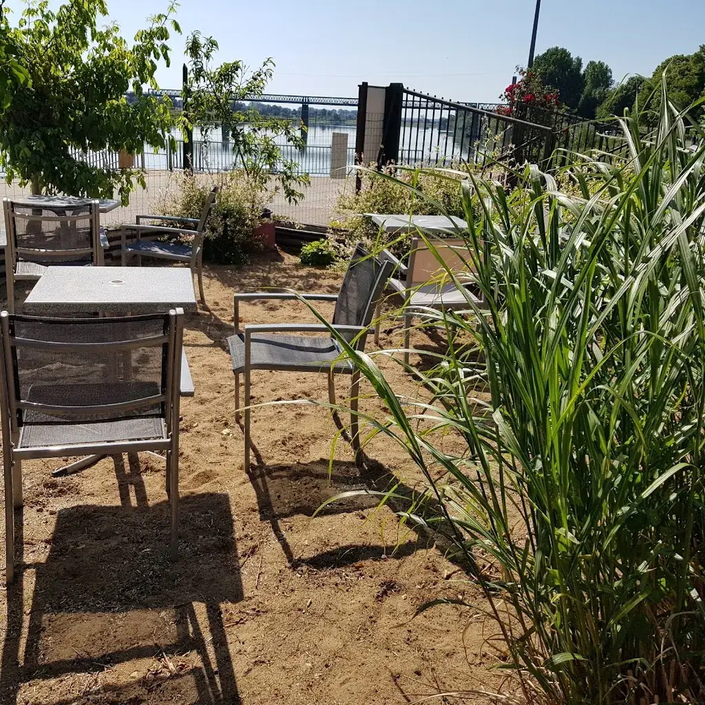 Guinguette l'eau à la bouche restaurant in Gergy