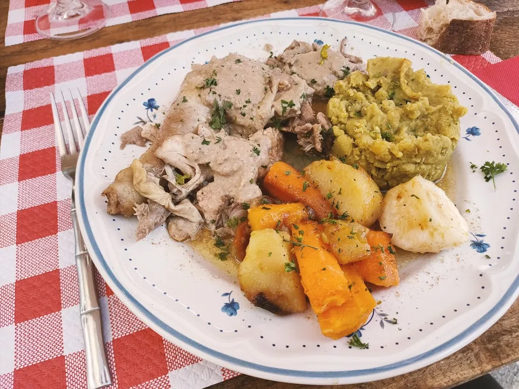 Amandine Renaud_Chez Grand Mère - L'insolite_Granges-Narboz_review