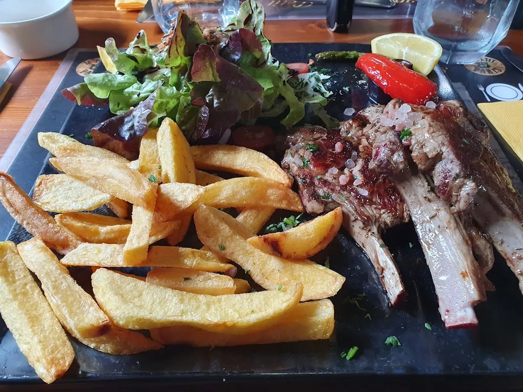 Restaurant Le Petit Paris_Sapins_slider_image_3