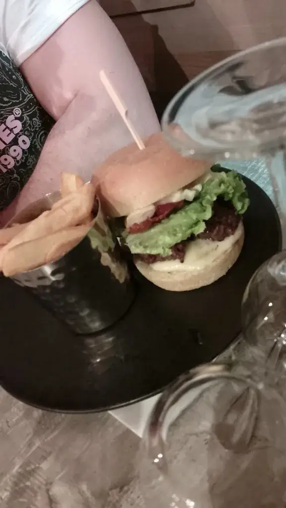 Laura Enderlin_On the Table Etienne Lux'traiteur_Saint-Sauveur_review