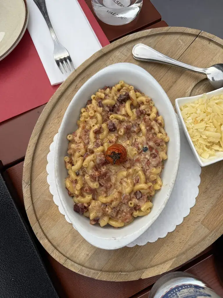 Nicholas Farina_Gruyère Traditions Switzerland_Gruyères_recensione