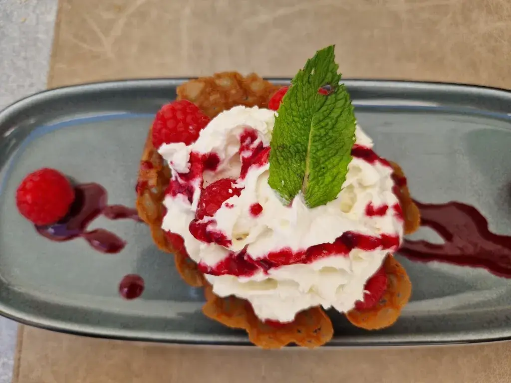 Catherine Lacroix_Auberge des 2 Roches_Vergisson_review