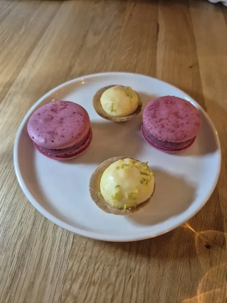 Jenyfer Vdk_Restaurant L'Icaunais_Laroche-Saint-Cydroine_review