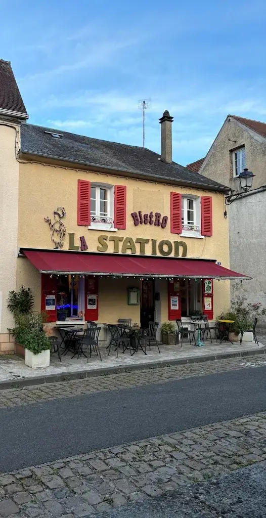 Thomas_La station_Joigny_review