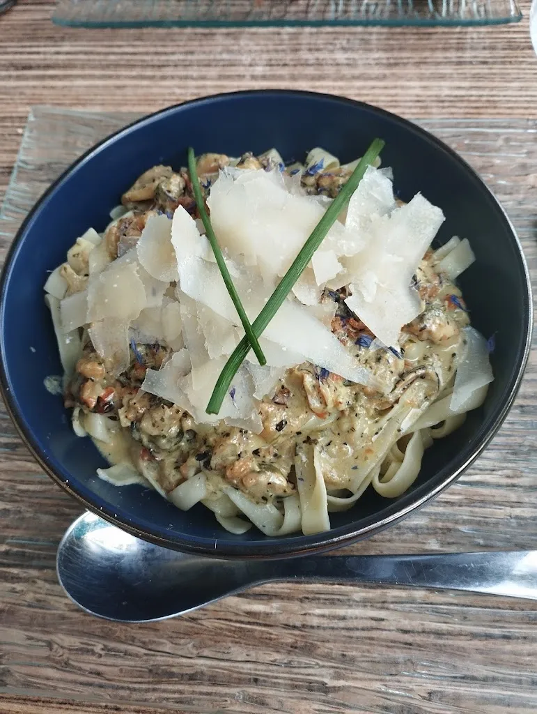 Marlene Pessoa ferreira_LA CEZARINE_Champlay_review