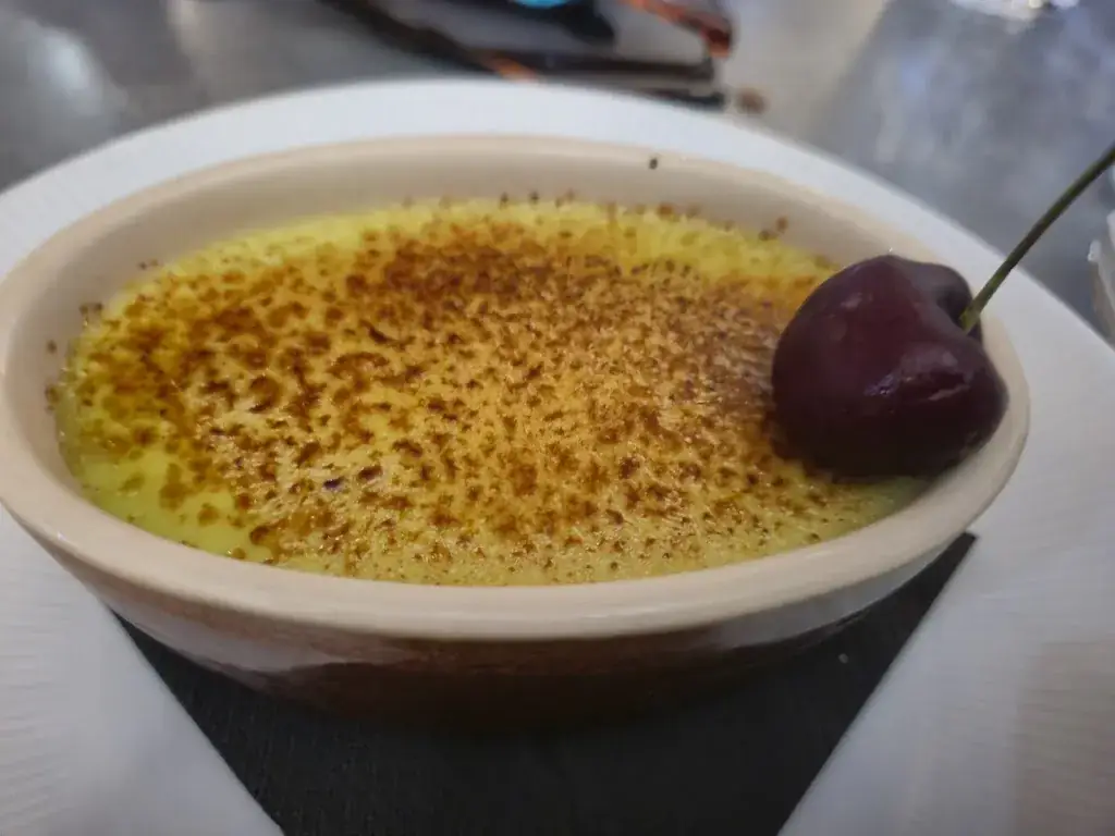 Stephen Fry_La Poule Noire_Charité-sur-Loire_review