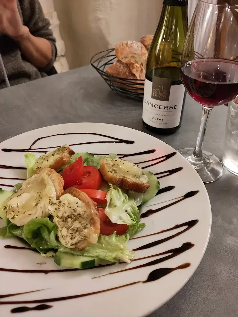 Richard Hill_La Poule Noire_Charité-sur-Loire_review