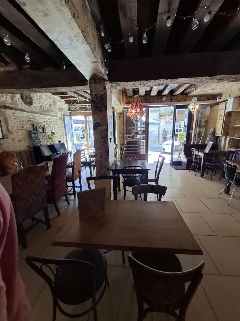 Sofía de la Fuente_COM Chez Nous_Charité-sur-Loire_review